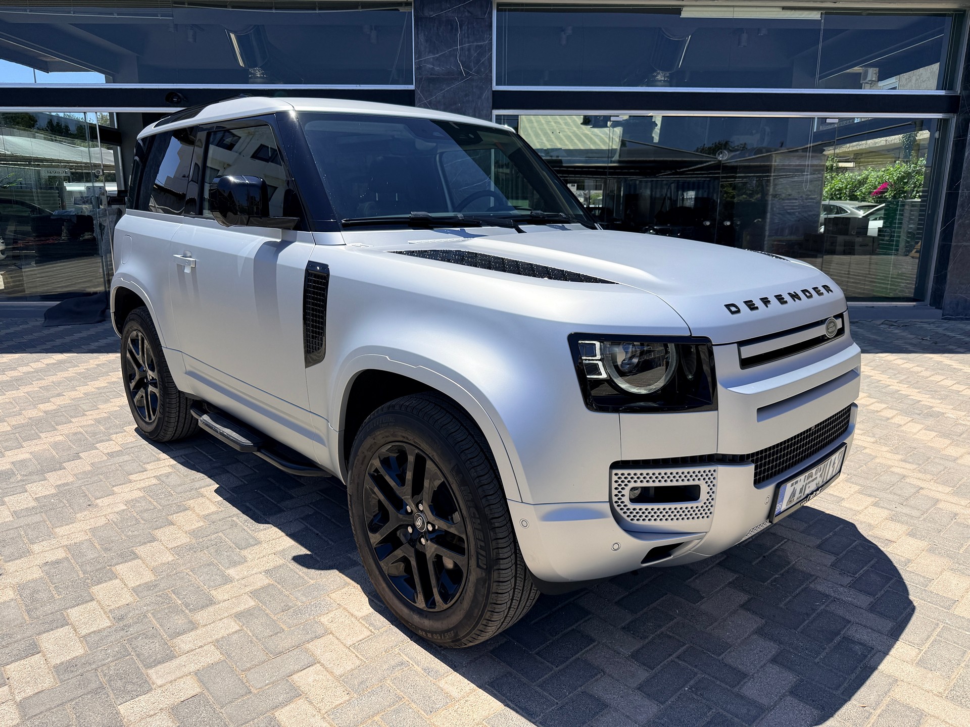 Land Rover Defender 2023 P400 90