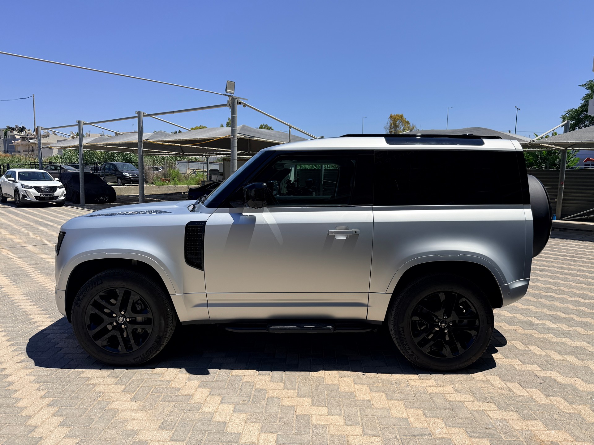 Land Rover Defender 2023 P400 90