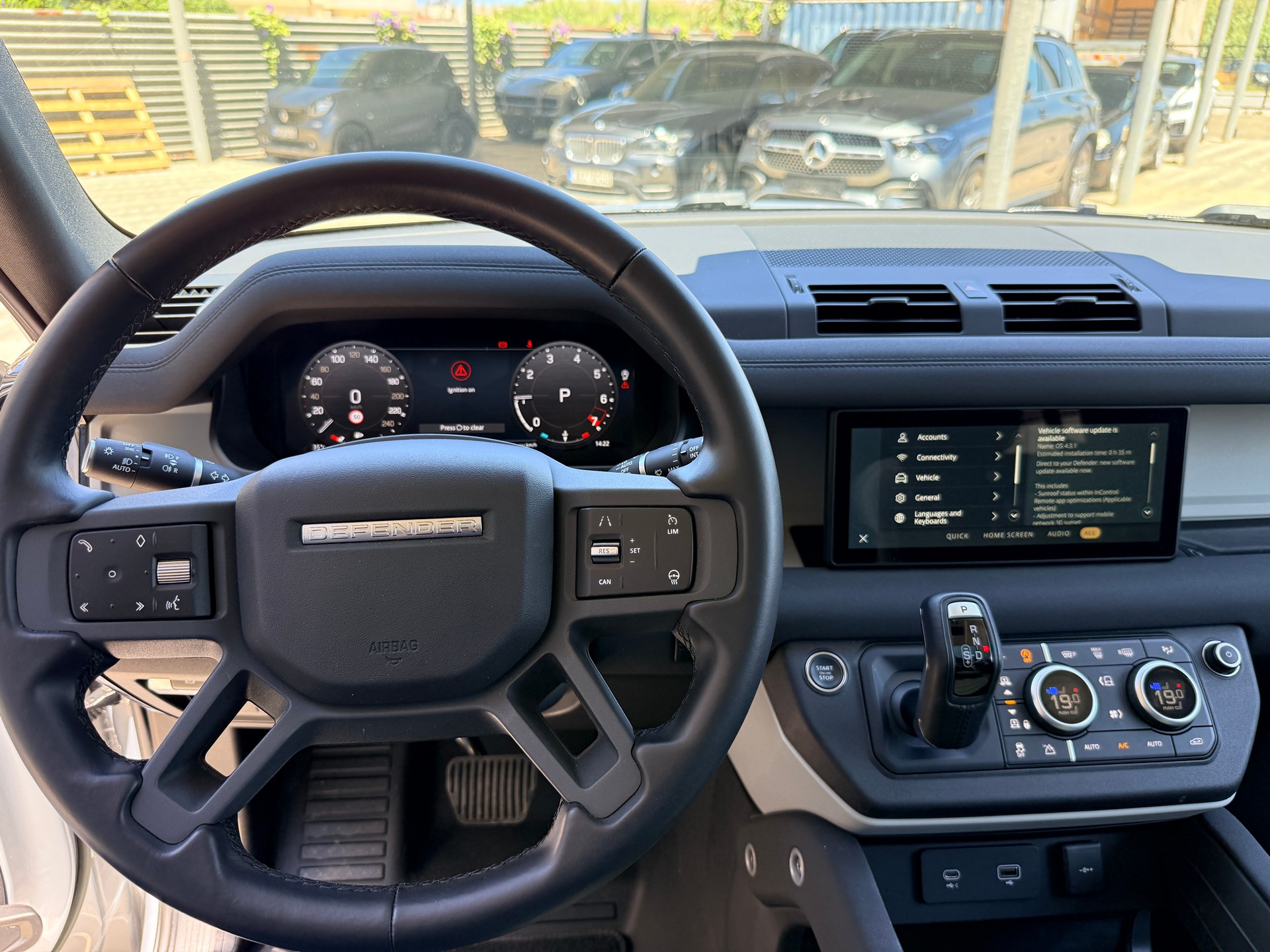 Land Rover Defender 2023 P400 90