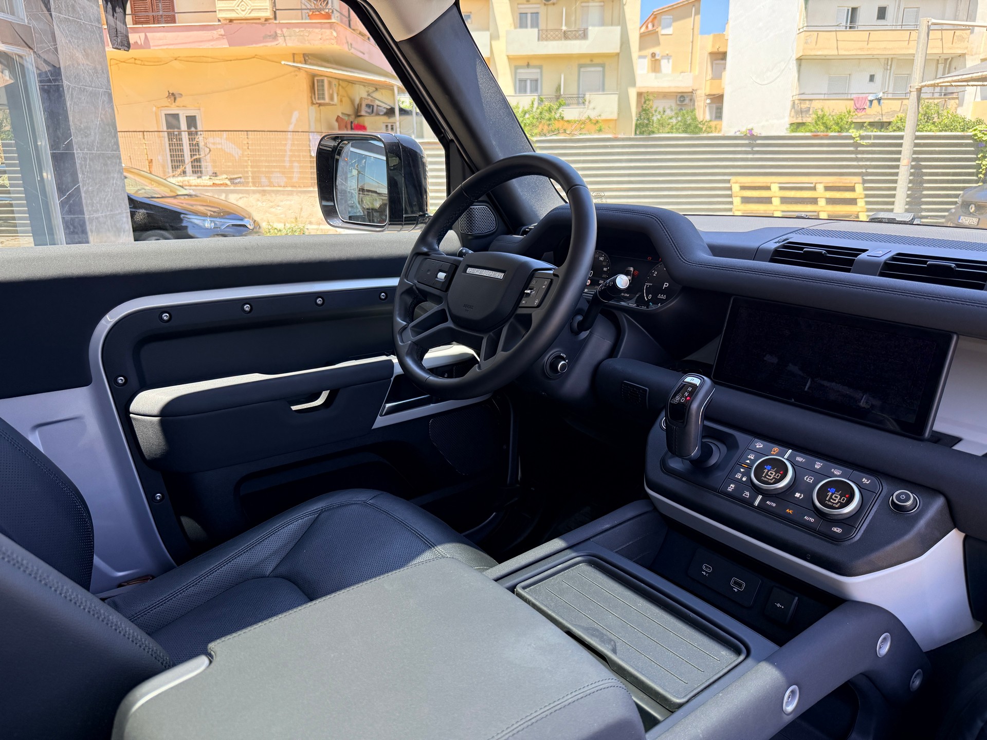 Land Rover Defender 2023 P400 90